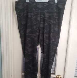Fabletics cropped workout pant